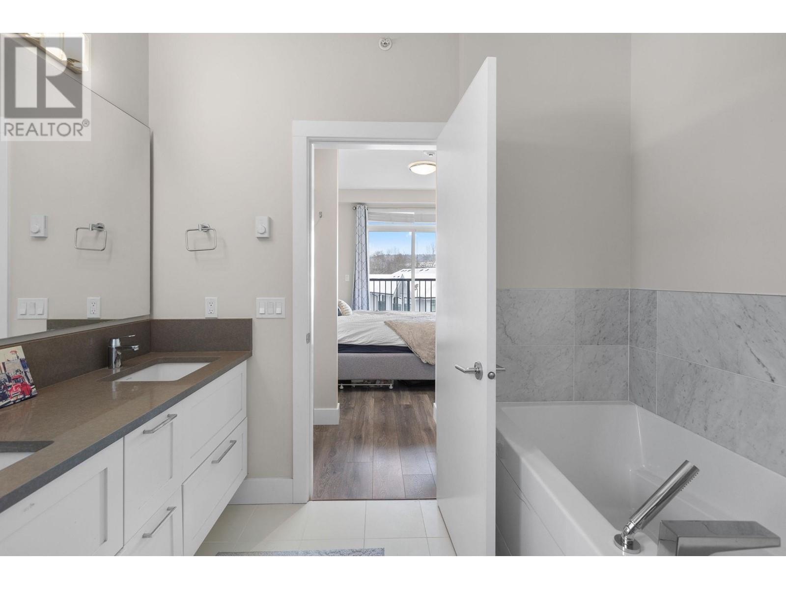 Listing Picture 28 of 40 : 1 5152 CANADA WAY, Burnaby / 本拿比 - 魯藝地產 Yvonne Lu Group - MLS Medallion Club Member