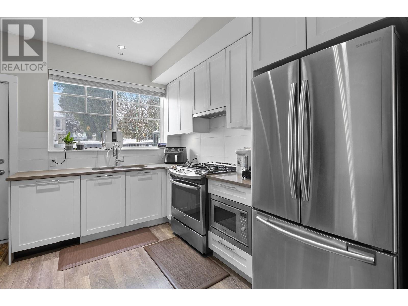 Listing Picture 9 of 40 : 1 5152 CANADA WAY, Burnaby / 本拿比 - 魯藝地產 Yvonne Lu Group - MLS Medallion Club Member