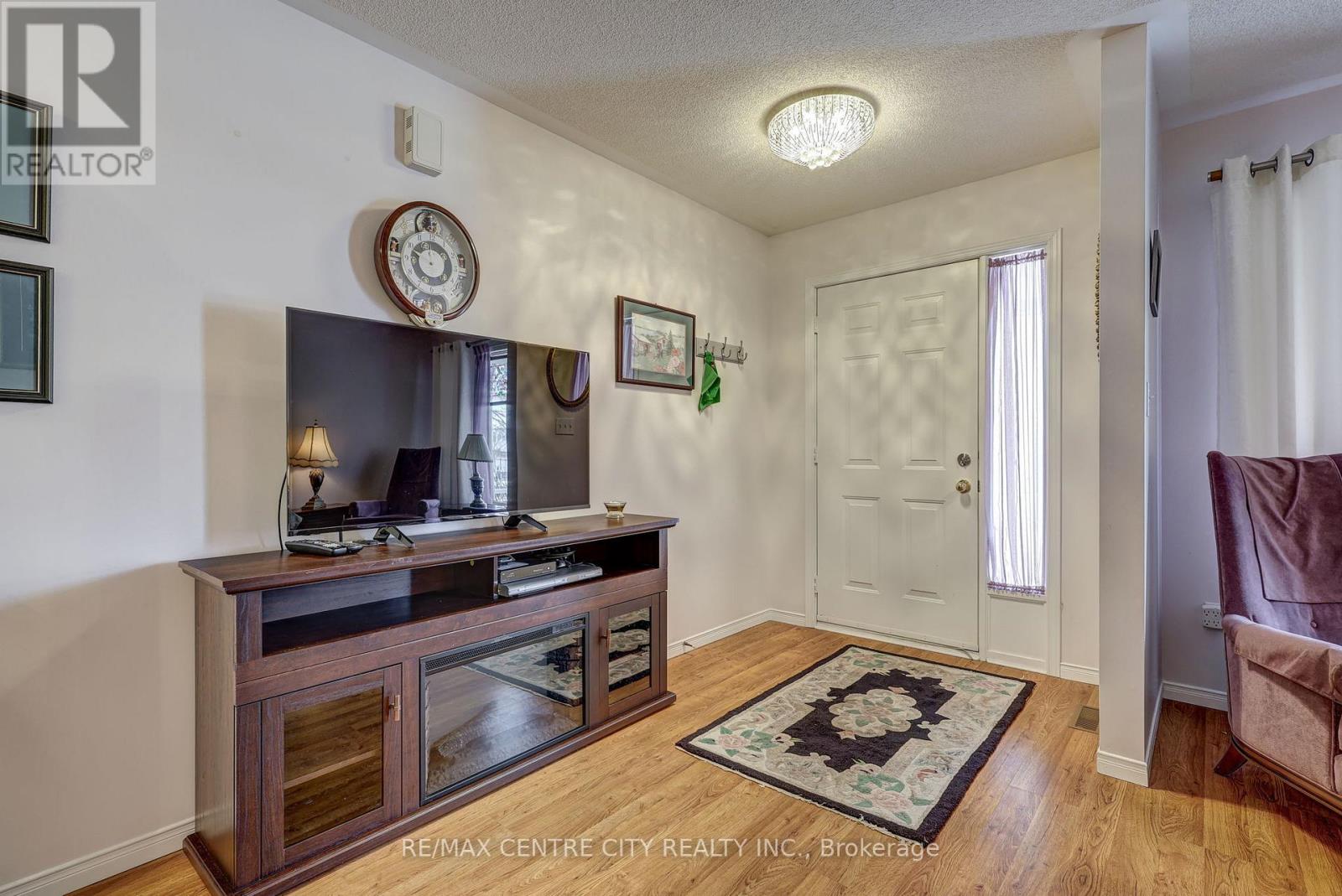 Photo 5 of 50 for 11 Lyford Court