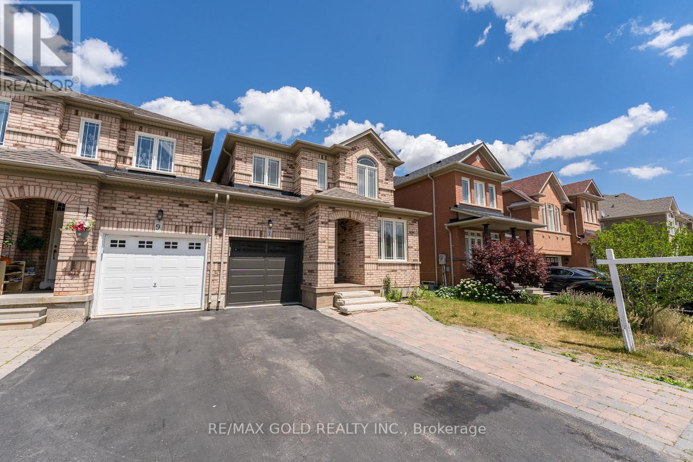 7 Percy Gate, Brampton, Ontario  L7A 3S1 - Photo 3 - W11958222