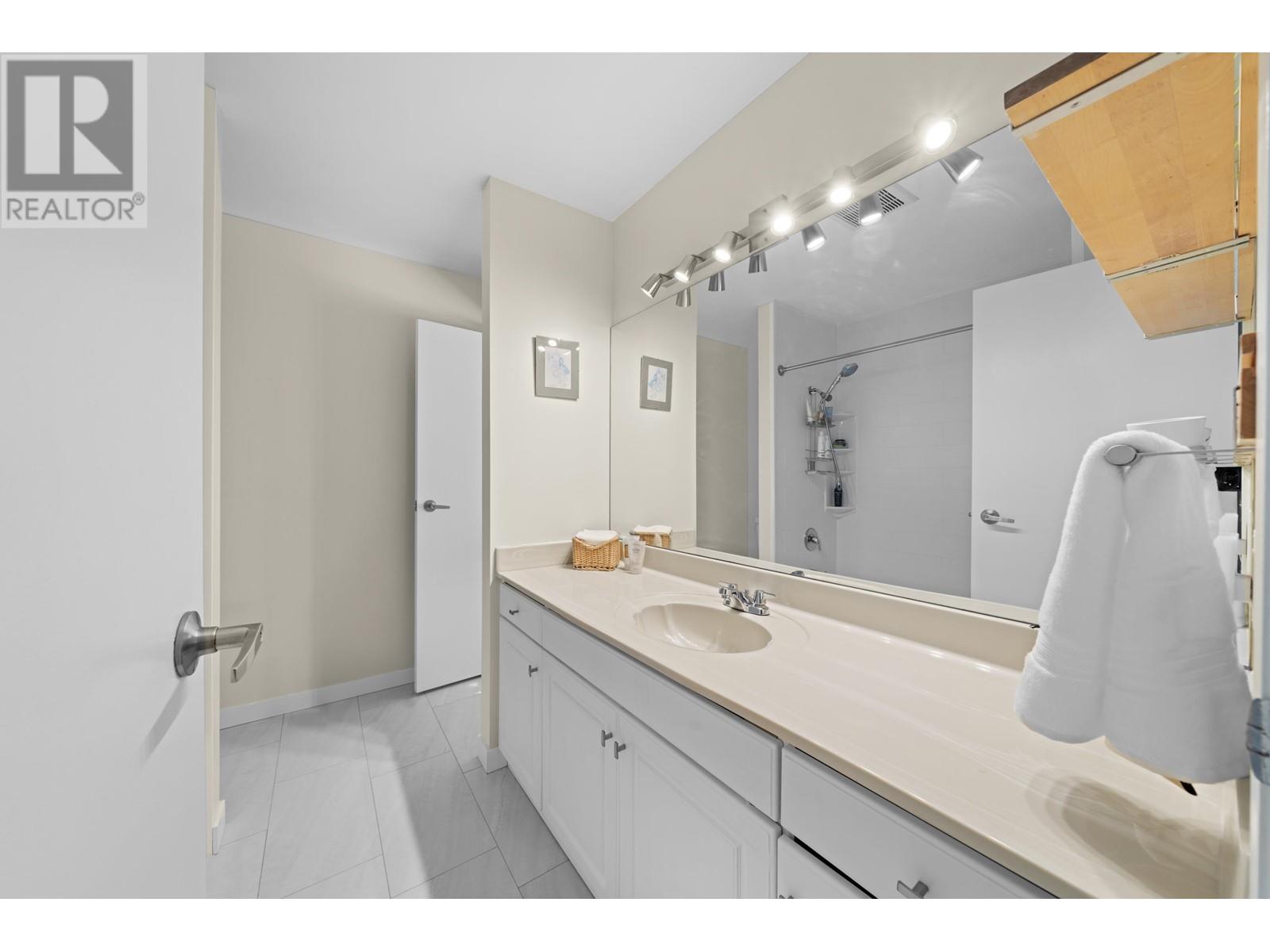 Listing Picture 14 of 40 : 4167 BRIDGEWATER CRESCENT, Burnaby / 本拿比 - 魯藝地產 Yvonne Lu Group - MLS Medallion Club Member
