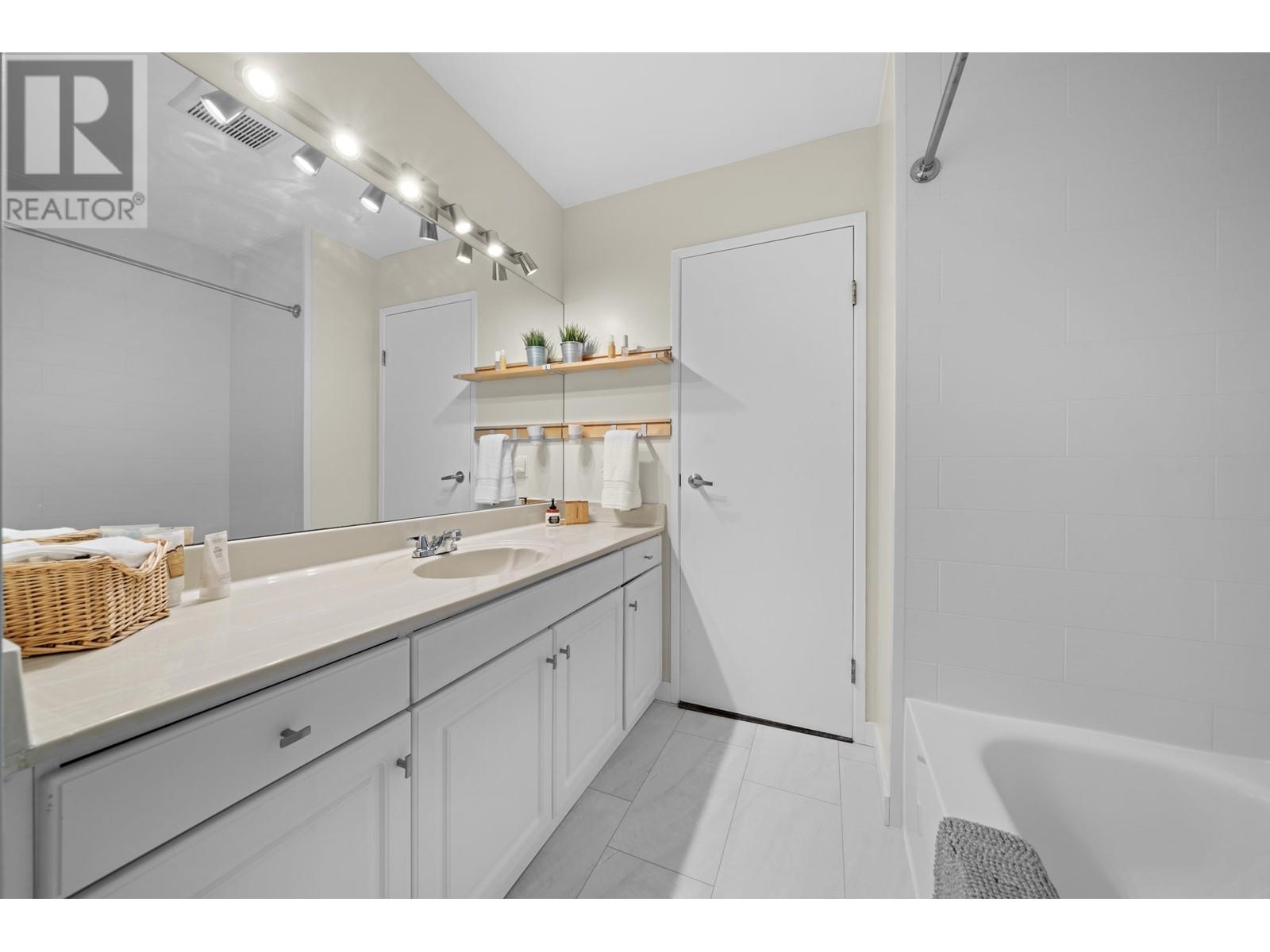 Listing Picture 16 of 40 : 4167 BRIDGEWATER CRESCENT, Burnaby / 本拿比 - 魯藝地產 Yvonne Lu Group - MLS Medallion Club Member