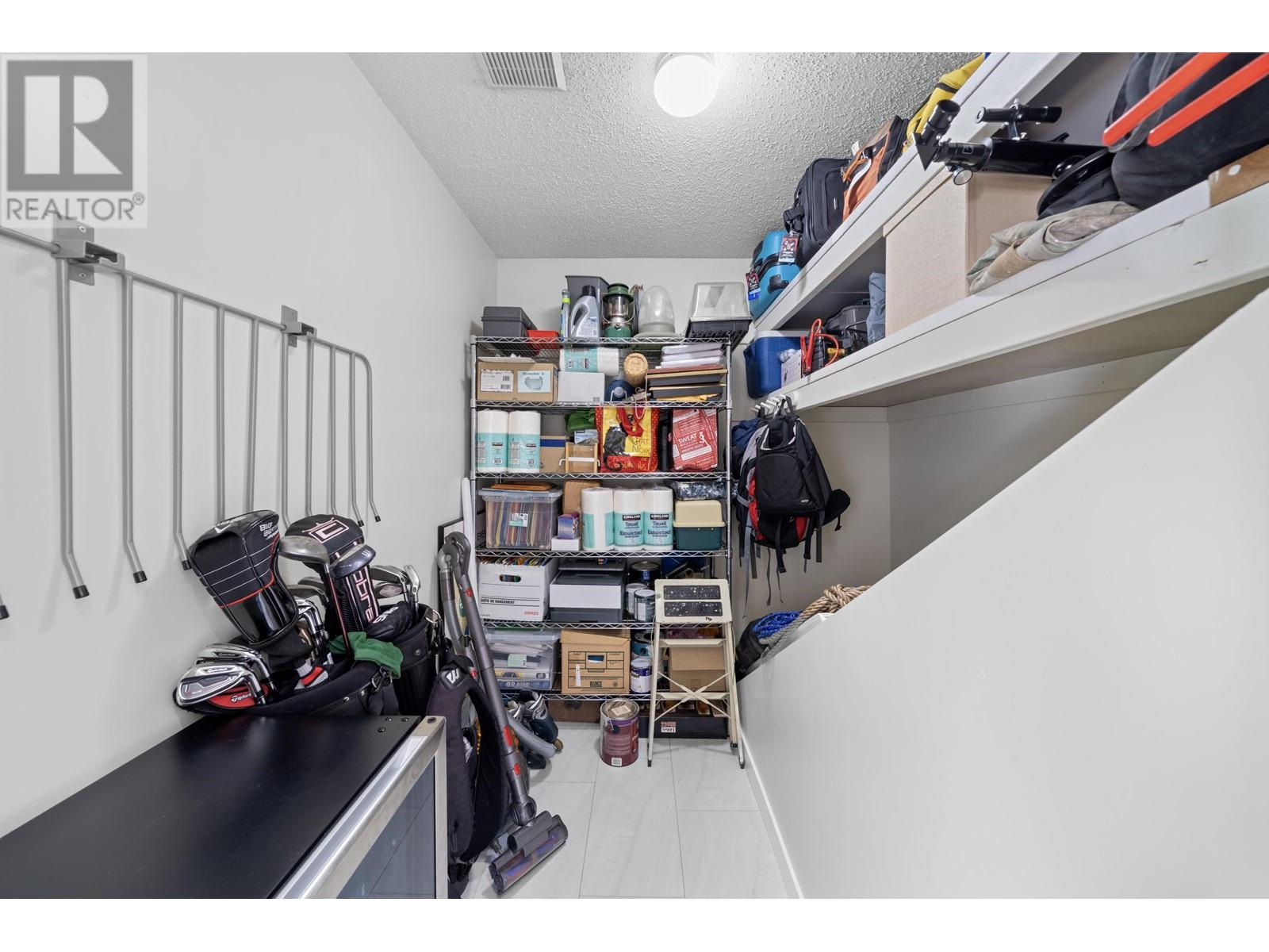 Listing Picture 19 of 40 : 4167 BRIDGEWATER CRESCENT, Burnaby / 本拿比 - 魯藝地產 Yvonne Lu Group - MLS Medallion Club Member