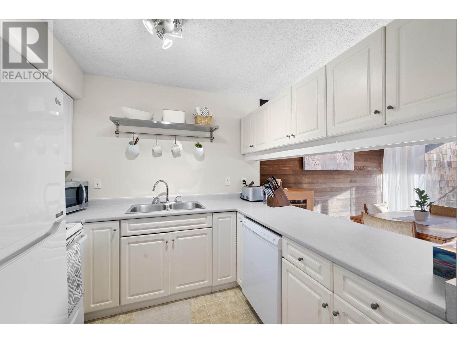 Listing Picture 8 of 40 : 4167 BRIDGEWATER CRESCENT, Burnaby / 本拿比 - 魯藝地產 Yvonne Lu Group - MLS Medallion Club Member