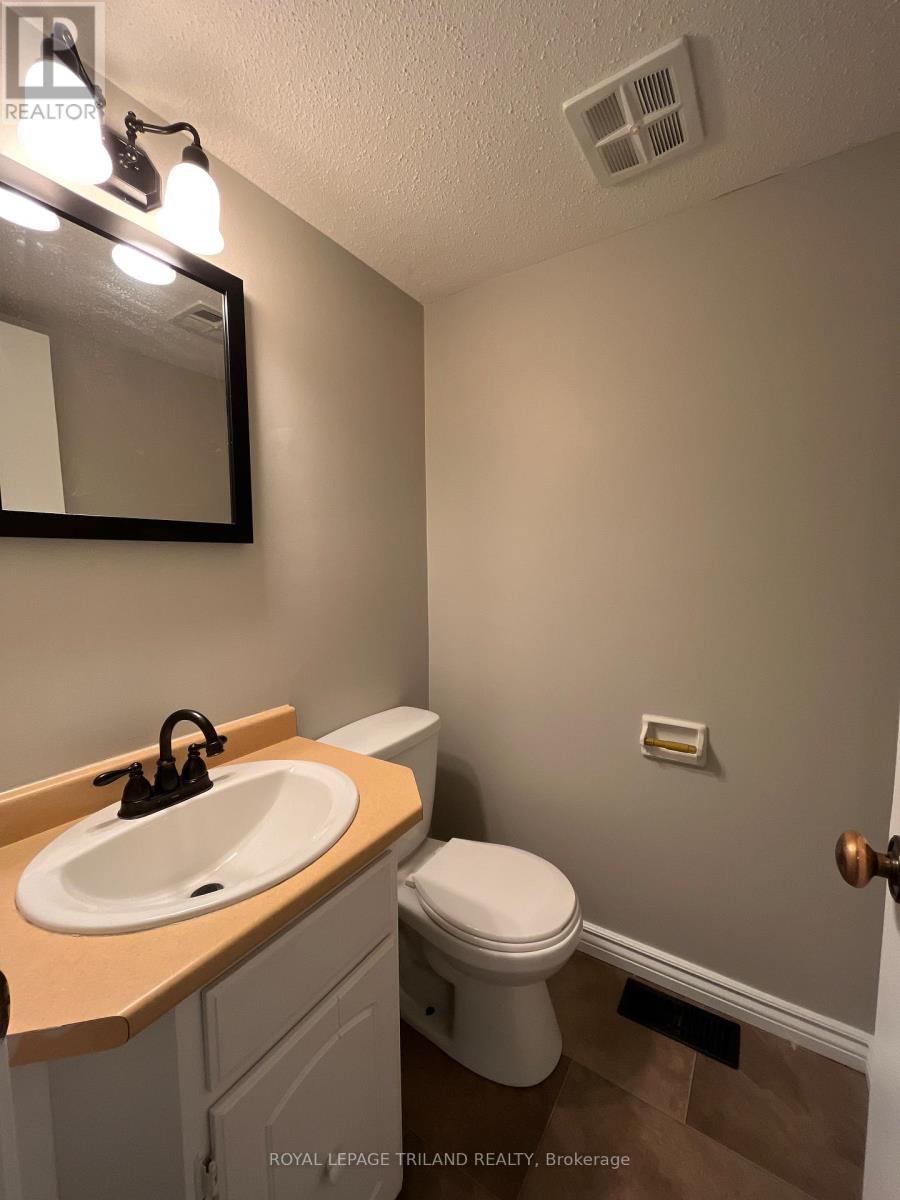 Photo 11 of 29 for 311 Everglade Crescent