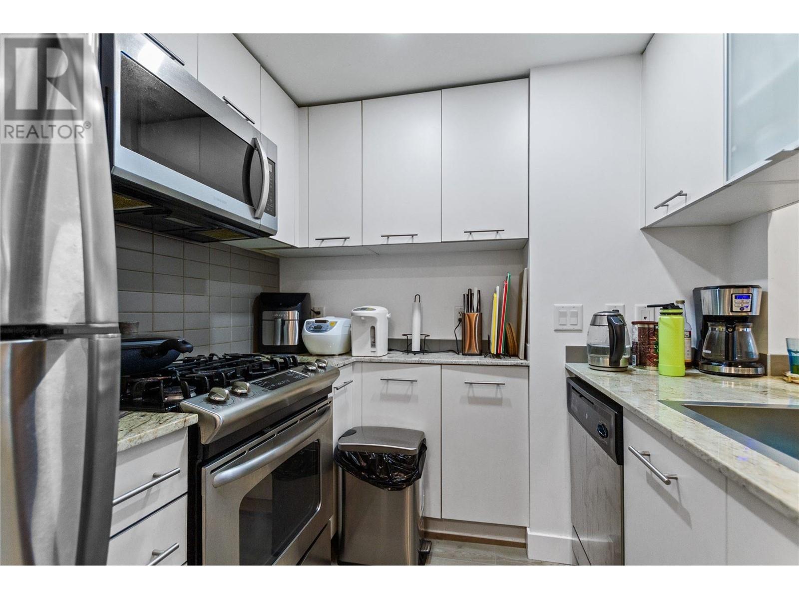 Listing Picture 10 of 25 : 802 3333 CORVETTE WAY, Richmond / 烈治文 - 魯藝地產 Yvonne Lu Group - MLS Medallion Club Member