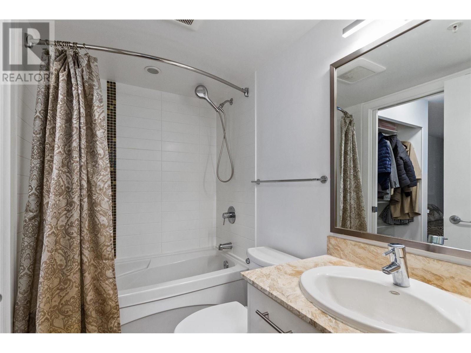 Listing Picture 18 of 25 : 802 3333 CORVETTE WAY, Richmond / 烈治文 - 魯藝地產 Yvonne Lu Group - MLS Medallion Club Member