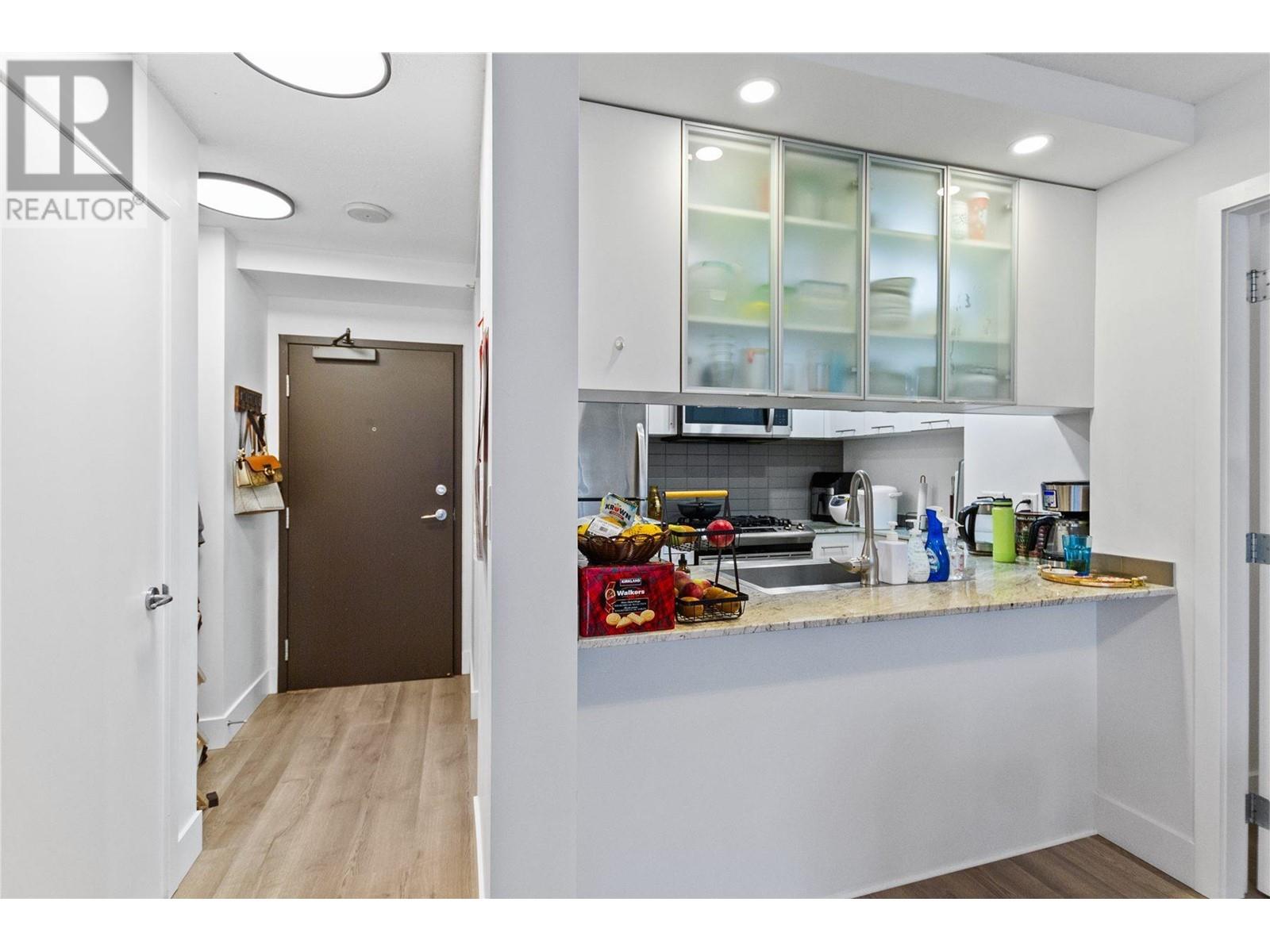 Listing Picture 9 of 25 : 802 3333 CORVETTE WAY, Richmond / 烈治文 - 魯藝地產 Yvonne Lu Group - MLS Medallion Club Member