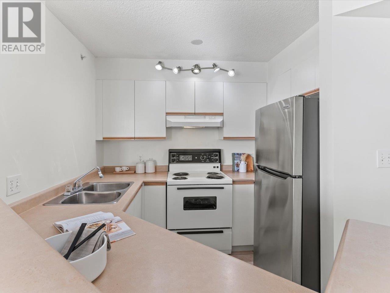 Listing Picture 3 of 22 : 1602 907 BEACH AVENUE, Vancouver / 溫哥華 - 魯藝地產 Yvonne Lu Group - MLS Medallion Club Member