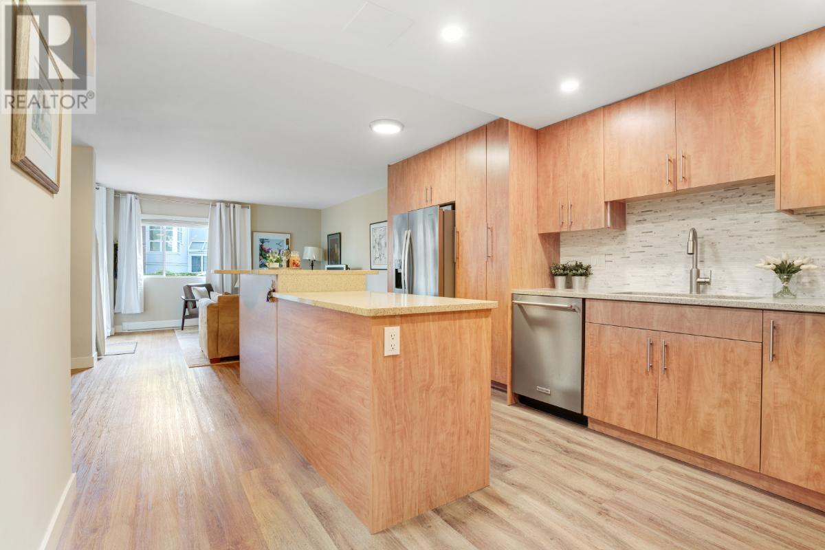 Listing Picture 4 of 33 : 103 1508 MARINER WALK, Vancouver / 溫哥華 - 魯藝地產 Yvonne Lu Group - MLS Medallion Club Member