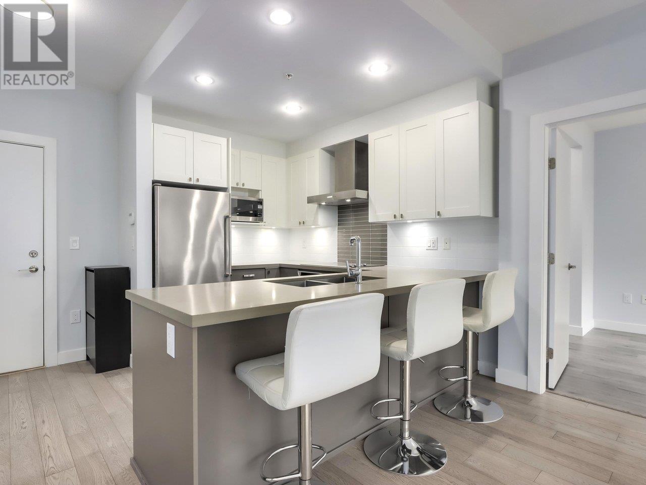 Listing Picture 2 of 21 : 202 3399 NOEL DRIVE, Burnaby / 本拿比 - 魯藝地產 Yvonne Lu Group - MLS Medallion Club Member