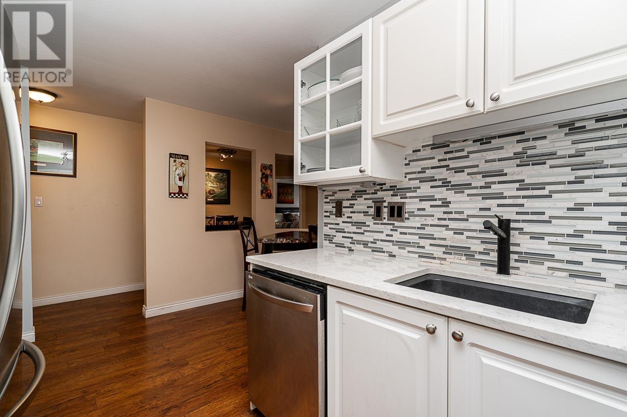 Listing Picture 18 of 31 : 404 3733 NORFOLK STREET, Burnaby / 本拿比 - 魯藝地產 Yvonne Lu Group - MLS Medallion Club Member