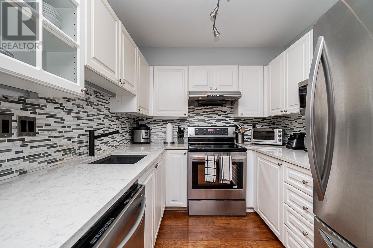 Listing Picture 16 of 31 : 404 3733 NORFOLK STREET, Burnaby / 本拿比 - 魯藝地產 Yvonne Lu Group - MLS Medallion Club Member