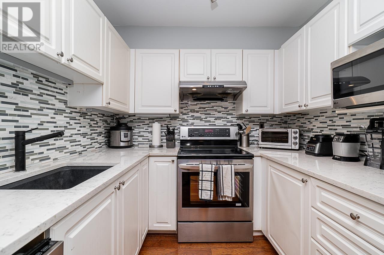 Listing Picture 17 of 31 : 404 3733 NORFOLK STREET, Burnaby / 本拿比 - 魯藝地產 Yvonne Lu Group - MLS Medallion Club Member
