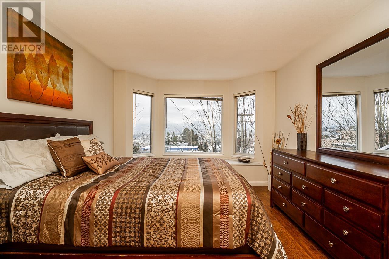 Listing Picture 20 of 31 : 404 3733 NORFOLK STREET, Burnaby / 本拿比 - 魯藝地產 Yvonne Lu Group - MLS Medallion Club Member