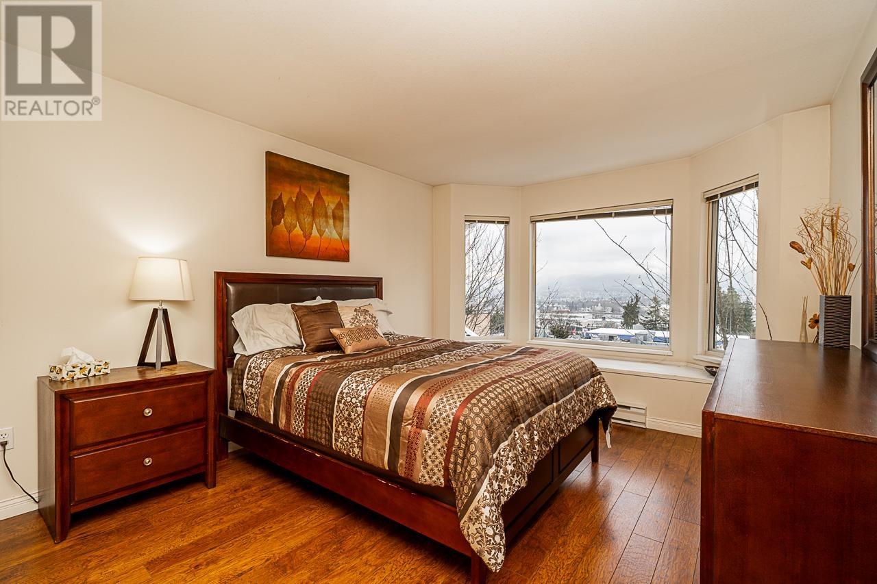 Listing Picture 19 of 31 : 404 3733 NORFOLK STREET, Burnaby / 本拿比 - 魯藝地產 Yvonne Lu Group - MLS Medallion Club Member