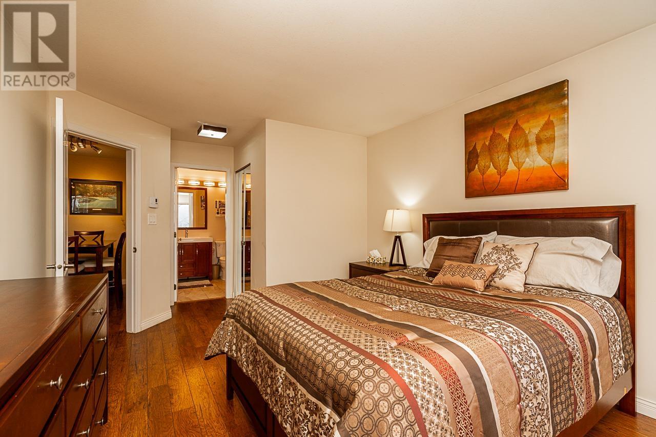 Listing Picture 21 of 31 : 404 3733 NORFOLK STREET, Burnaby / 本拿比 - 魯藝地產 Yvonne Lu Group - MLS Medallion Club Member