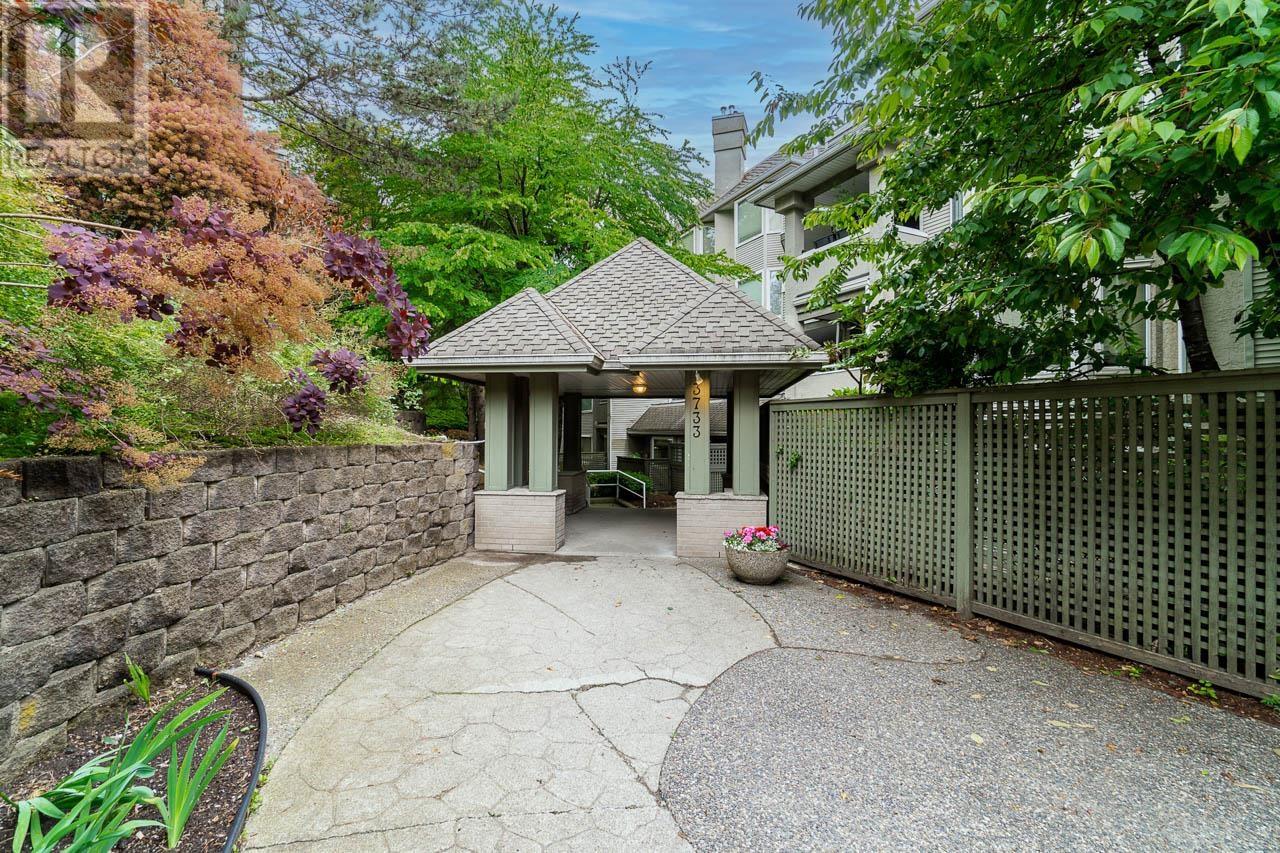 Listing Picture 4 of 31 : 404 3733 NORFOLK STREET, Burnaby / 本拿比 - 魯藝地產 Yvonne Lu Group - MLS Medallion Club Member