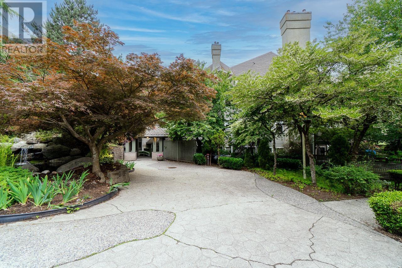 Listing Picture 3 of 31 : 404 3733 NORFOLK STREET, Burnaby / 本拿比 - 魯藝地產 Yvonne Lu Group - MLS Medallion Club Member