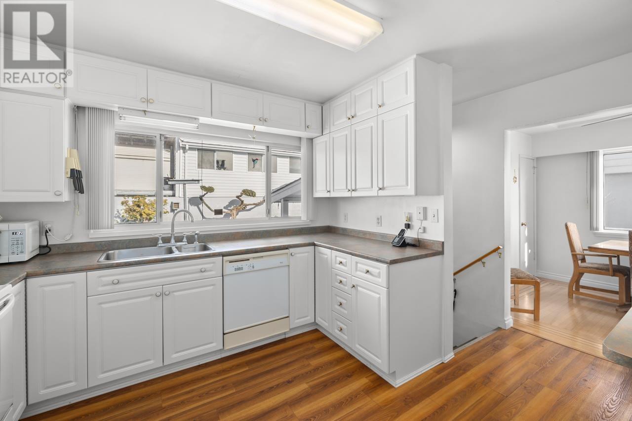 Listing Picture 11 of 33 : 5489 KEITH STREET, Burnaby / 本拿比 - 魯藝地產 Yvonne Lu Group - MLS Medallion Club Member
