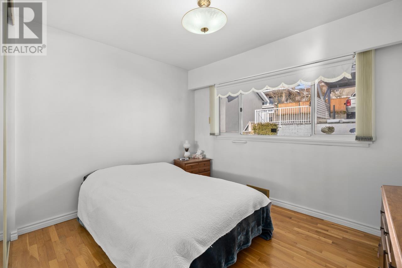 Listing Picture 14 of 33 : 5489 KEITH STREET, Burnaby / 本拿比 - 魯藝地產 Yvonne Lu Group - MLS Medallion Club Member