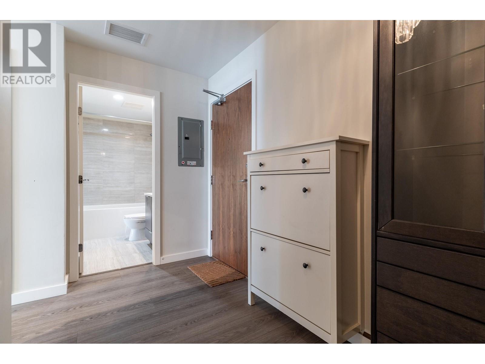 Listing Picture 6 of 37 : 512 3333 SEXSMITH ROAD, Richmond / 烈治文 - 魯藝地產 Yvonne Lu Group - MLS Medallion Club Member