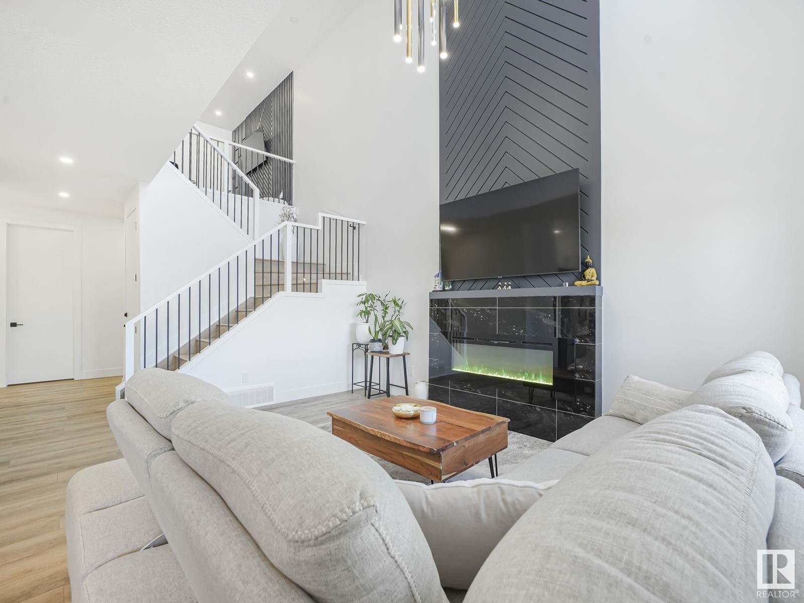 Property at 17684 49 ST NW image 2