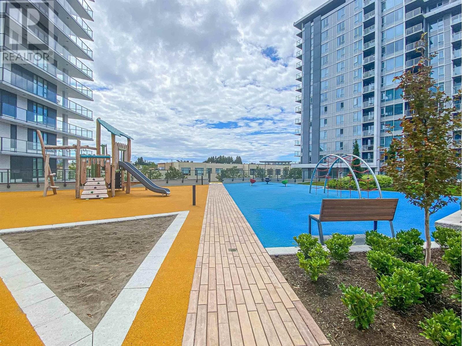Listing Picture 19 of 27 : 911 3699 SEXSMITH ROAD, Richmond / 烈治文 - 魯藝地產 Yvonne Lu Group - MLS Medallion Club Member