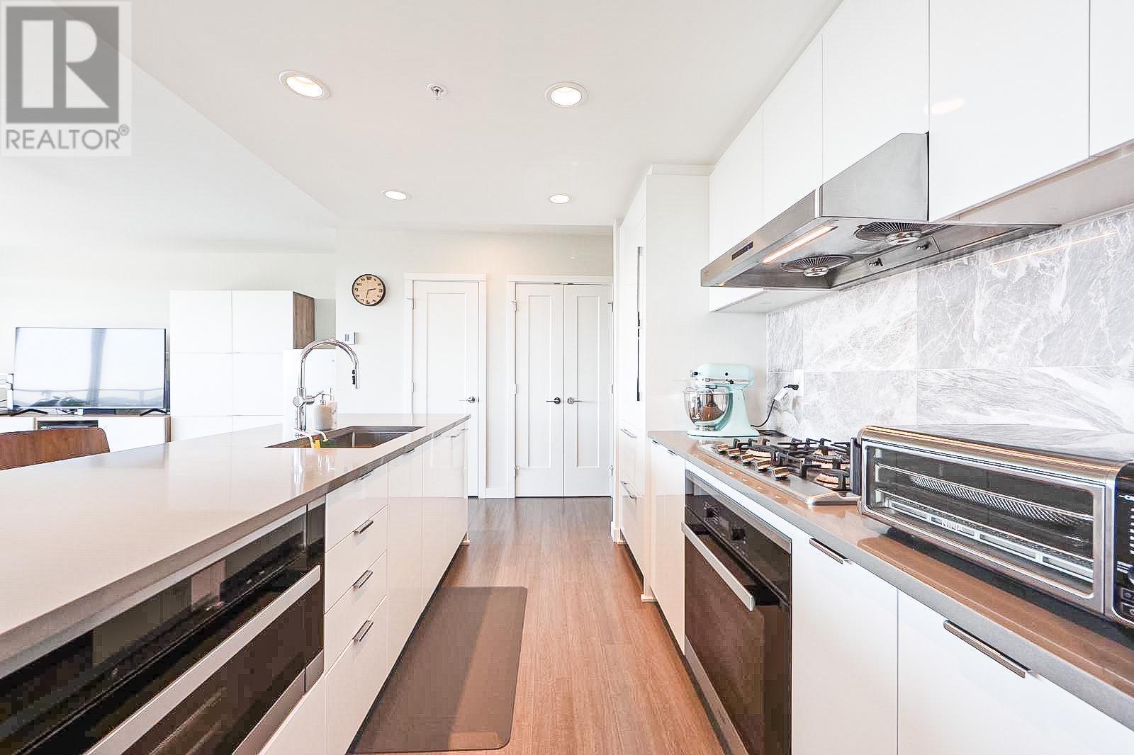 Listing Picture 5 of 27 : 911 3699 SEXSMITH ROAD, Richmond / 烈治文 - 魯藝地產 Yvonne Lu Group - MLS Medallion Club Member