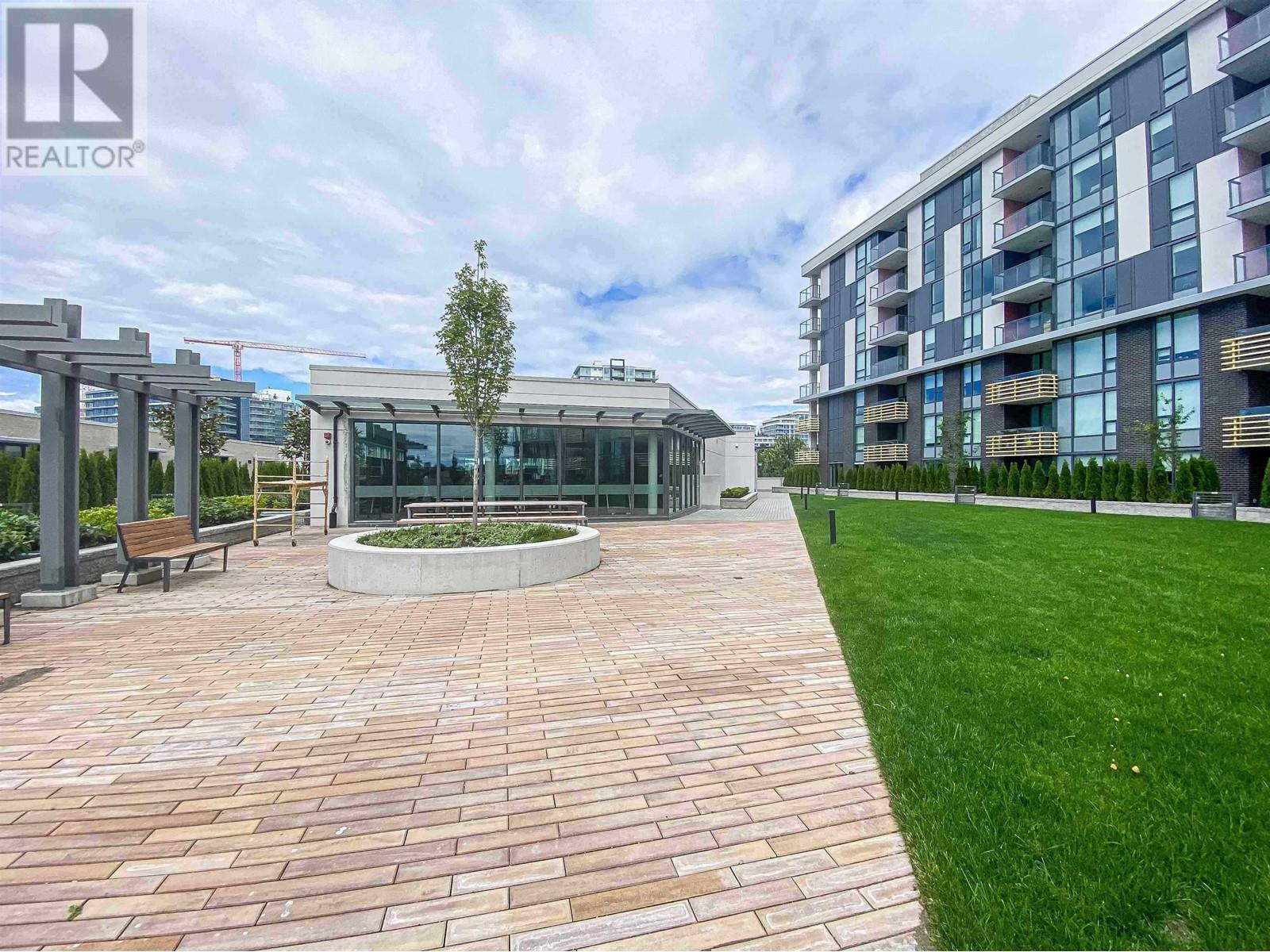 Listing Picture 17 of 27 : 911 3699 SEXSMITH ROAD, Richmond / 烈治文 - 魯藝地產 Yvonne Lu Group - MLS Medallion Club Member