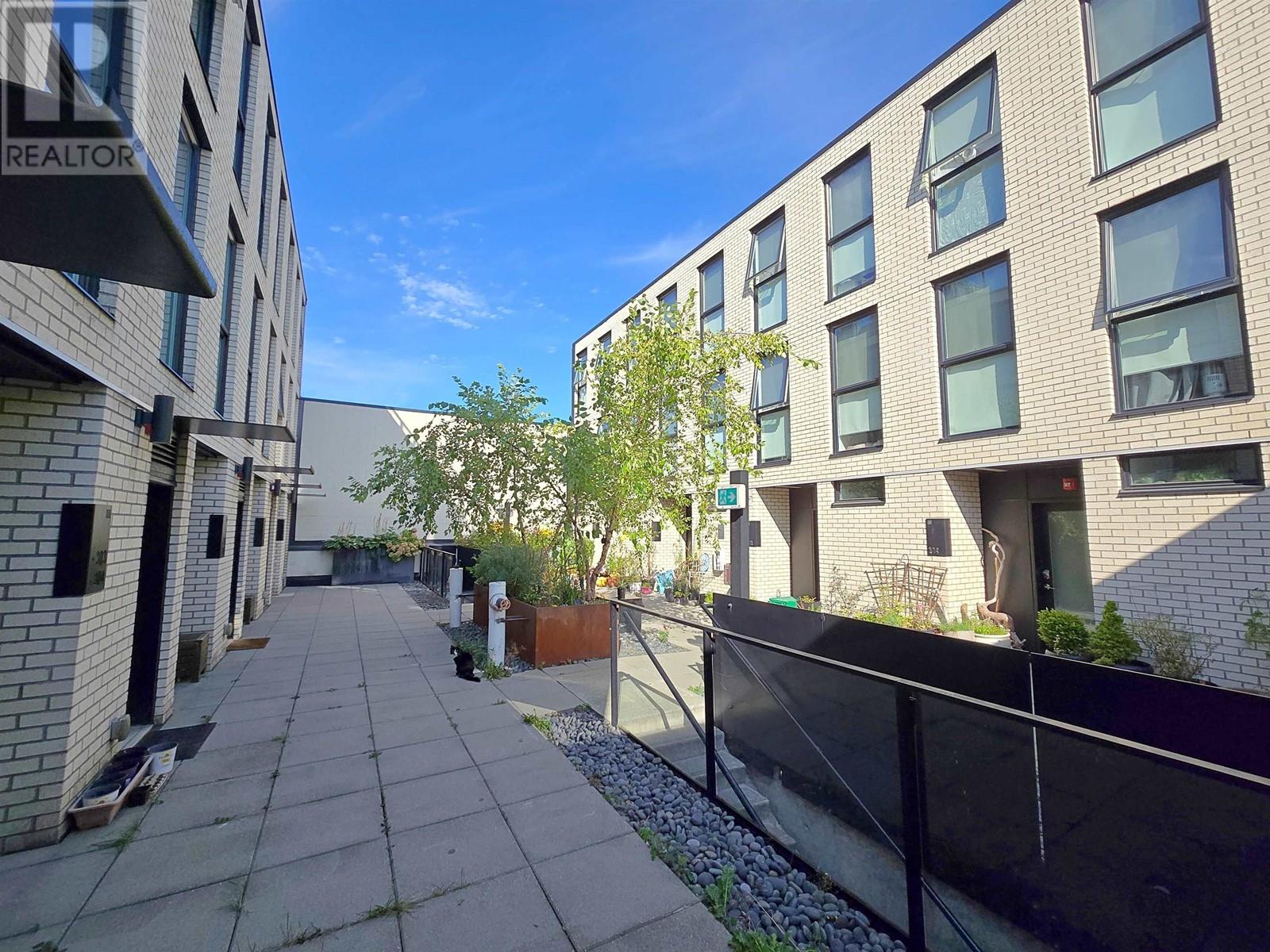 Listing Picture 2 of 39 : 311 1647 E PENDER STREET, Vancouver / 溫哥華 - 魯藝地產 Yvonne Lu Group - MLS Medallion Club Member