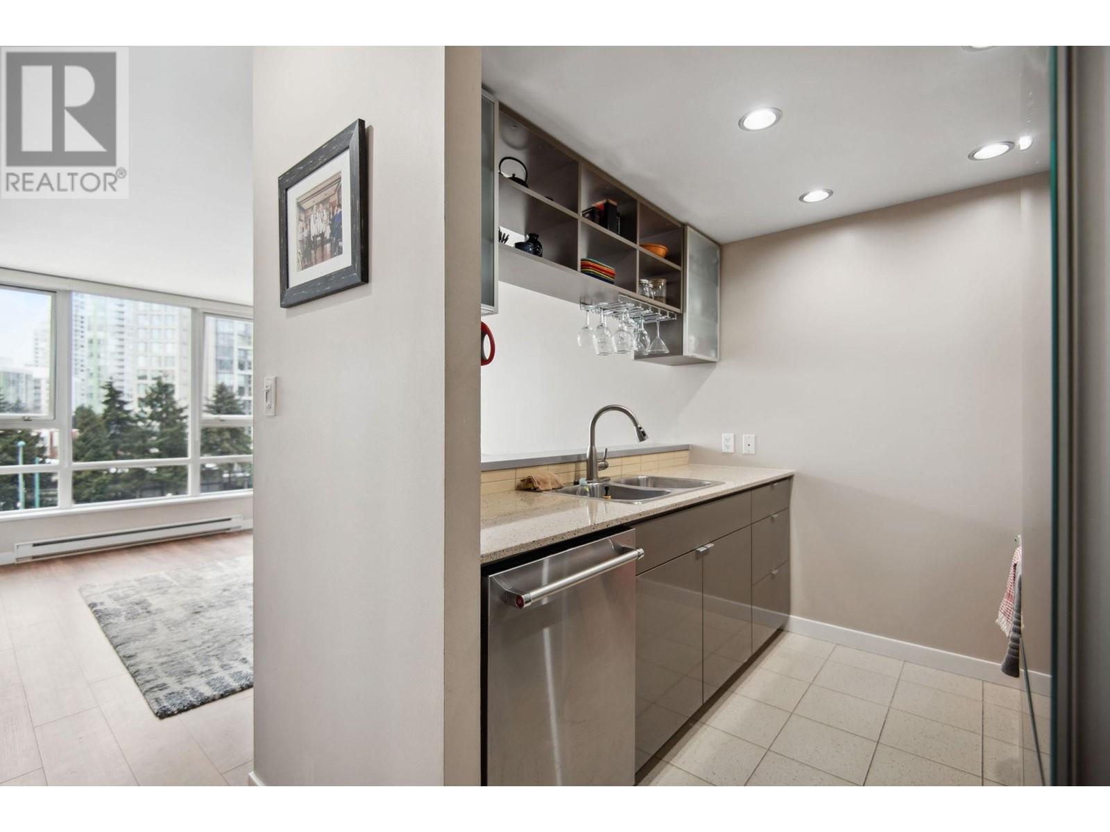 Listing Picture 3 of 30 : 811 939 EXPO BOULEVARD, Vancouver / 溫哥華 - 魯藝地產 Yvonne Lu Group - MLS Medallion Club Member