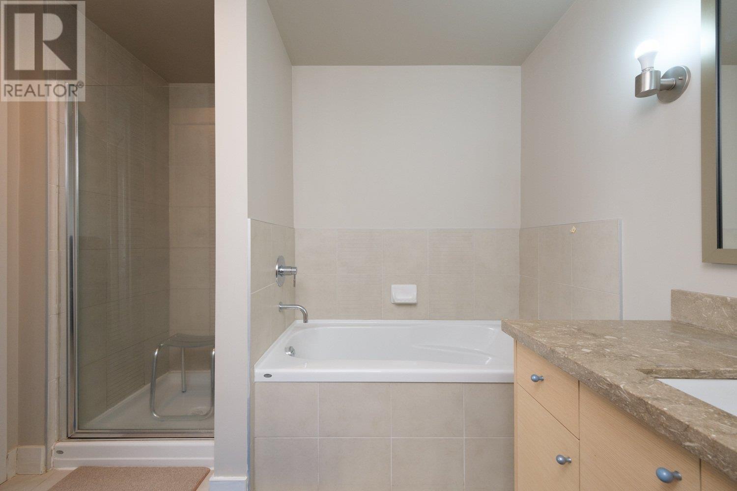 Listing Picture 15 of 29 : 1701 6333 KATSURA STREET, Richmond / 烈治文 - 魯藝地產 Yvonne Lu Group - MLS Medallion Club Member