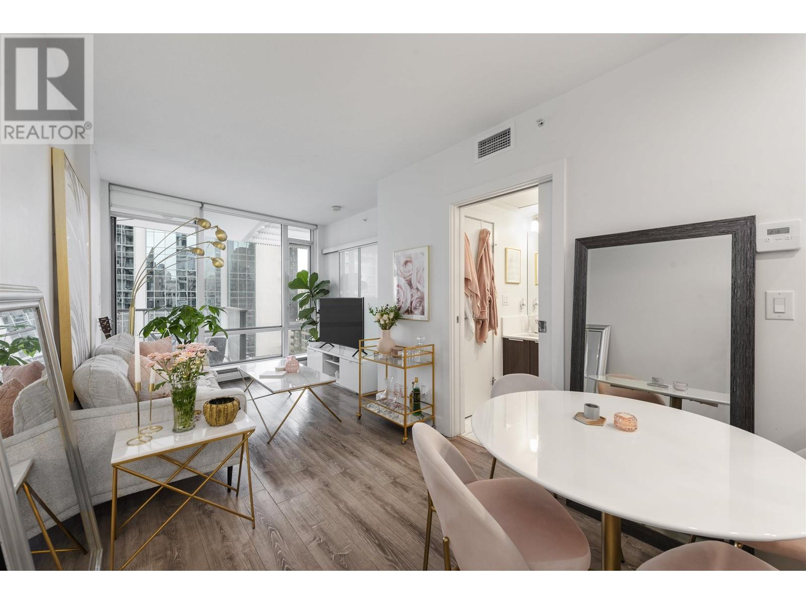 Listing Picture 2 of 19 : 1809 1283 HOWE STREET, Vancouver / 溫哥華 - 魯藝地產 Yvonne Lu Group - MLS Medallion Club Member