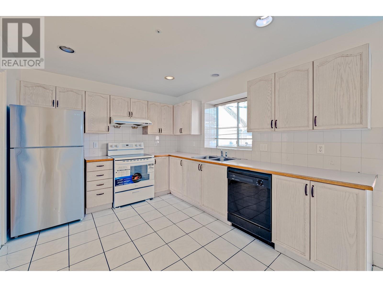 Listing Picture 10 of 26 : 4465 SKEENA STREET, Vancouver / 溫哥華 - 魯藝地產 Yvonne Lu Group - MLS Medallion Club Member