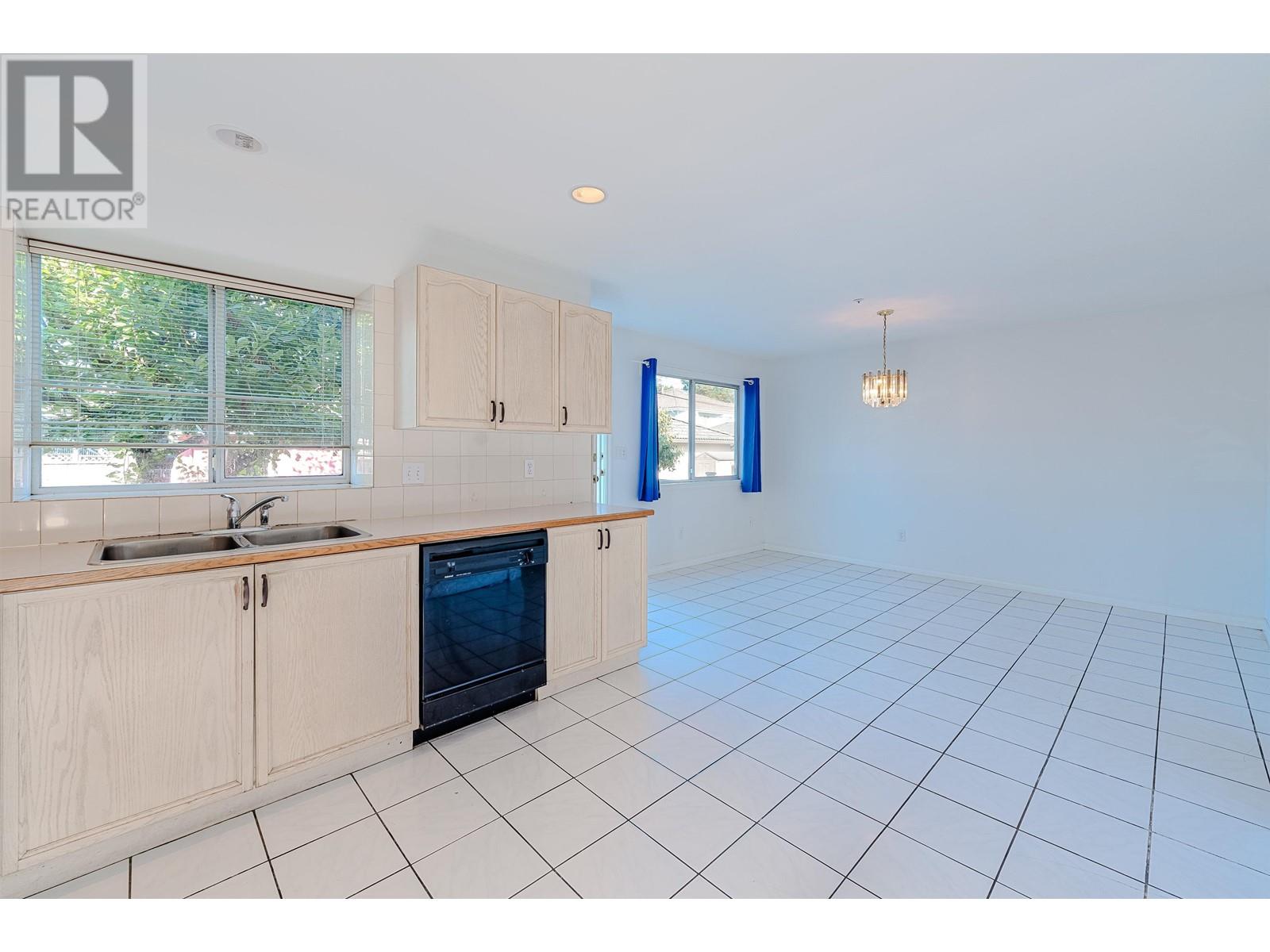 Listing Picture 12 of 26 : 4465 SKEENA STREET, Vancouver / 溫哥華 - 魯藝地產 Yvonne Lu Group - MLS Medallion Club Member