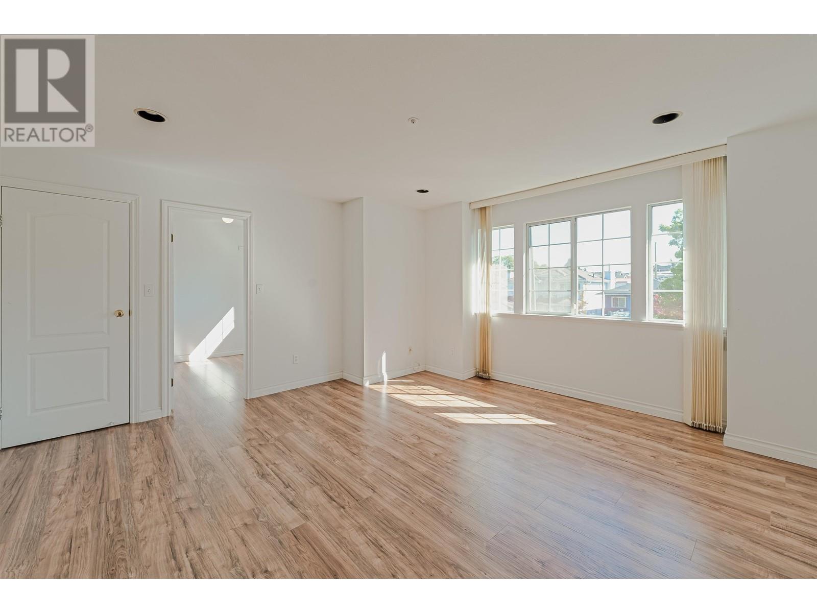 Listing Picture 13 of 26 : 4465 SKEENA STREET, Vancouver / 溫哥華 - 魯藝地產 Yvonne Lu Group - MLS Medallion Club Member