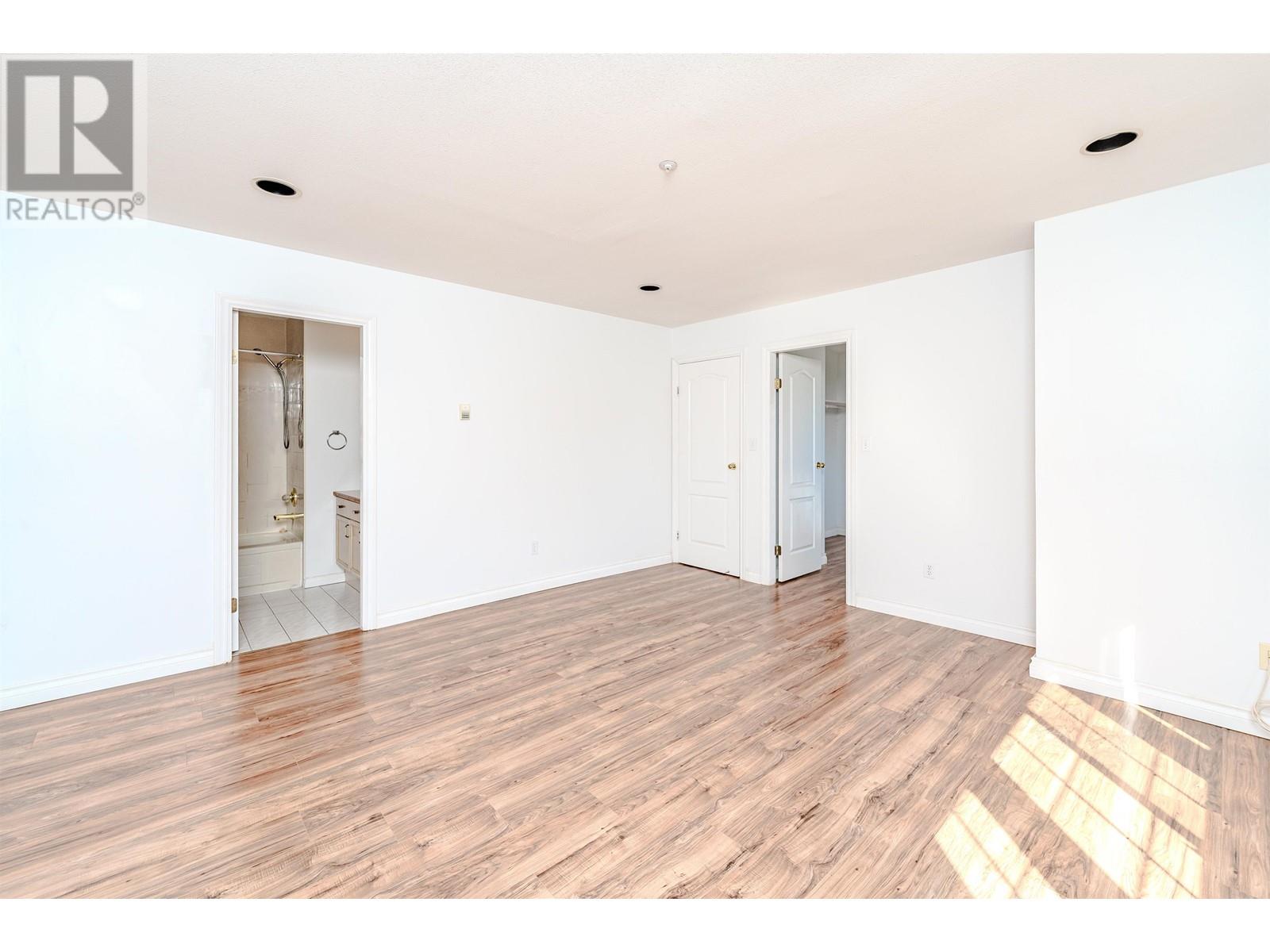 Listing Picture 14 of 26 : 4465 SKEENA STREET, Vancouver / 溫哥華 - 魯藝地產 Yvonne Lu Group - MLS Medallion Club Member