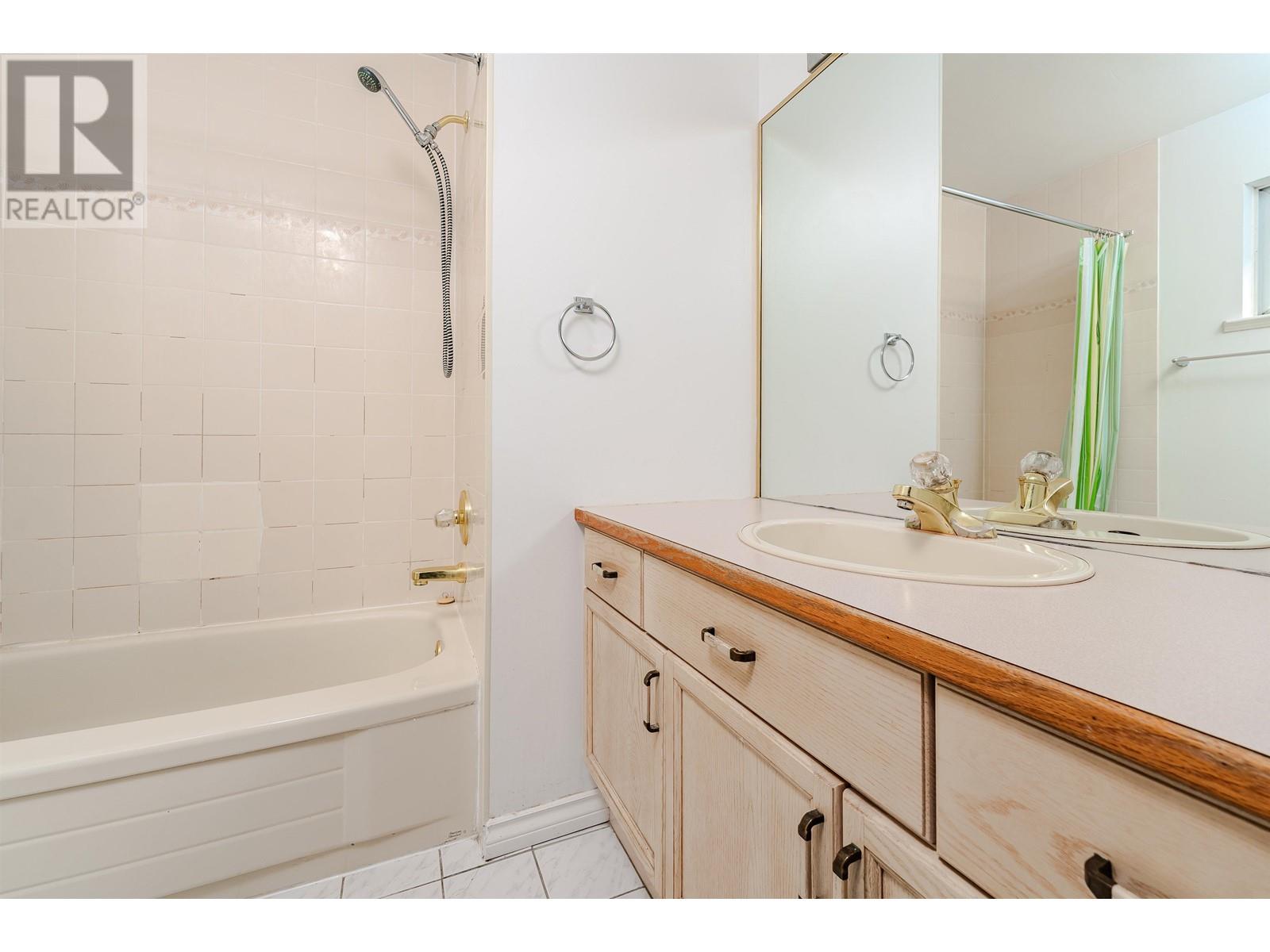 Listing Picture 16 of 26 : 4465 SKEENA STREET, Vancouver / 溫哥華 - 魯藝地產 Yvonne Lu Group - MLS Medallion Club Member