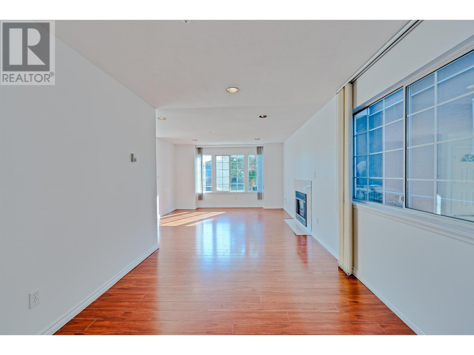 Listing Picture 6 of 26 : 4465 SKEENA STREET, Vancouver / 溫哥華 - 魯藝地產 Yvonne Lu Group - MLS Medallion Club Member