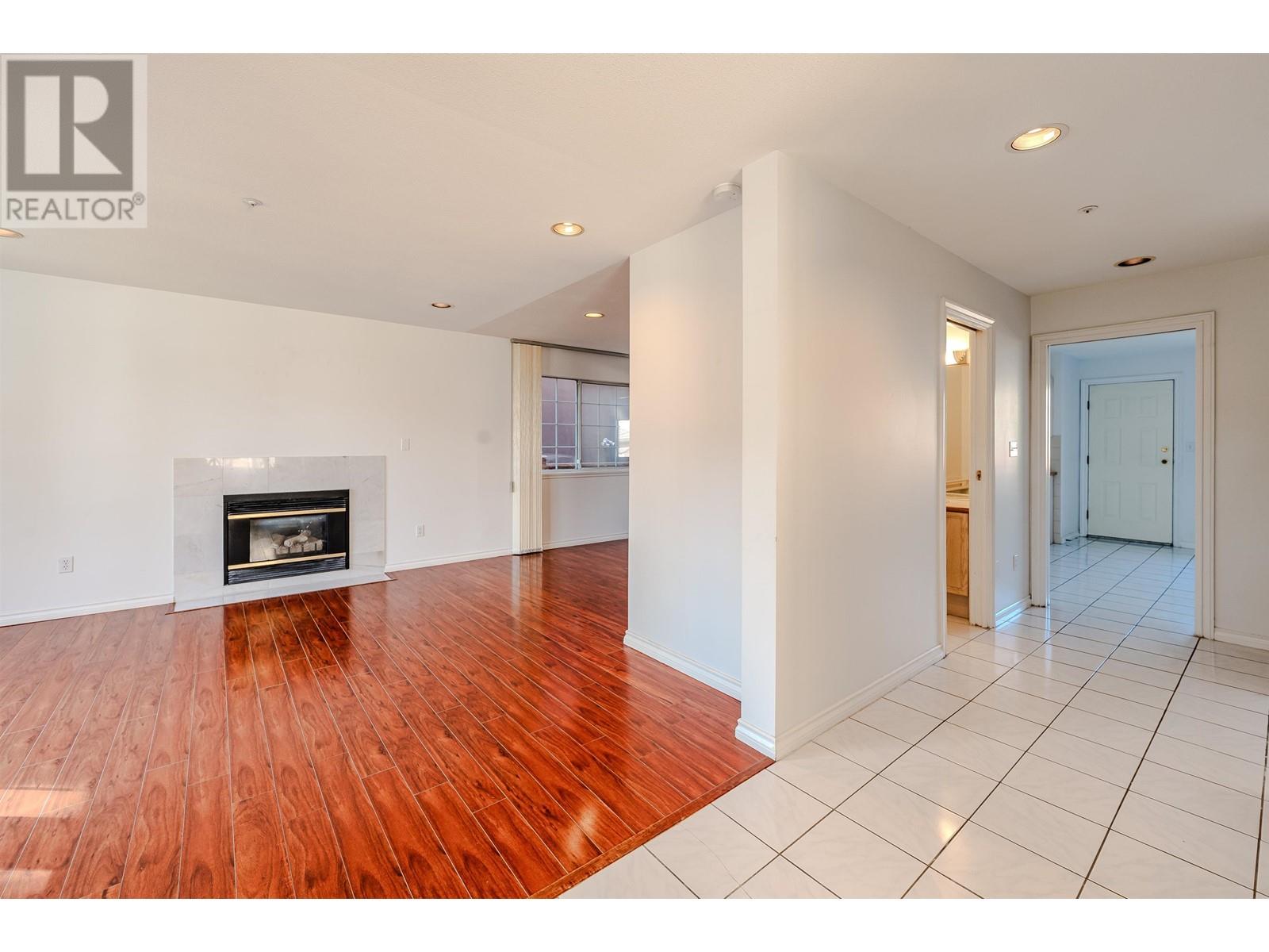 Listing Picture 7 of 26 : 4465 SKEENA STREET, Vancouver / 溫哥華 - 魯藝地產 Yvonne Lu Group - MLS Medallion Club Member