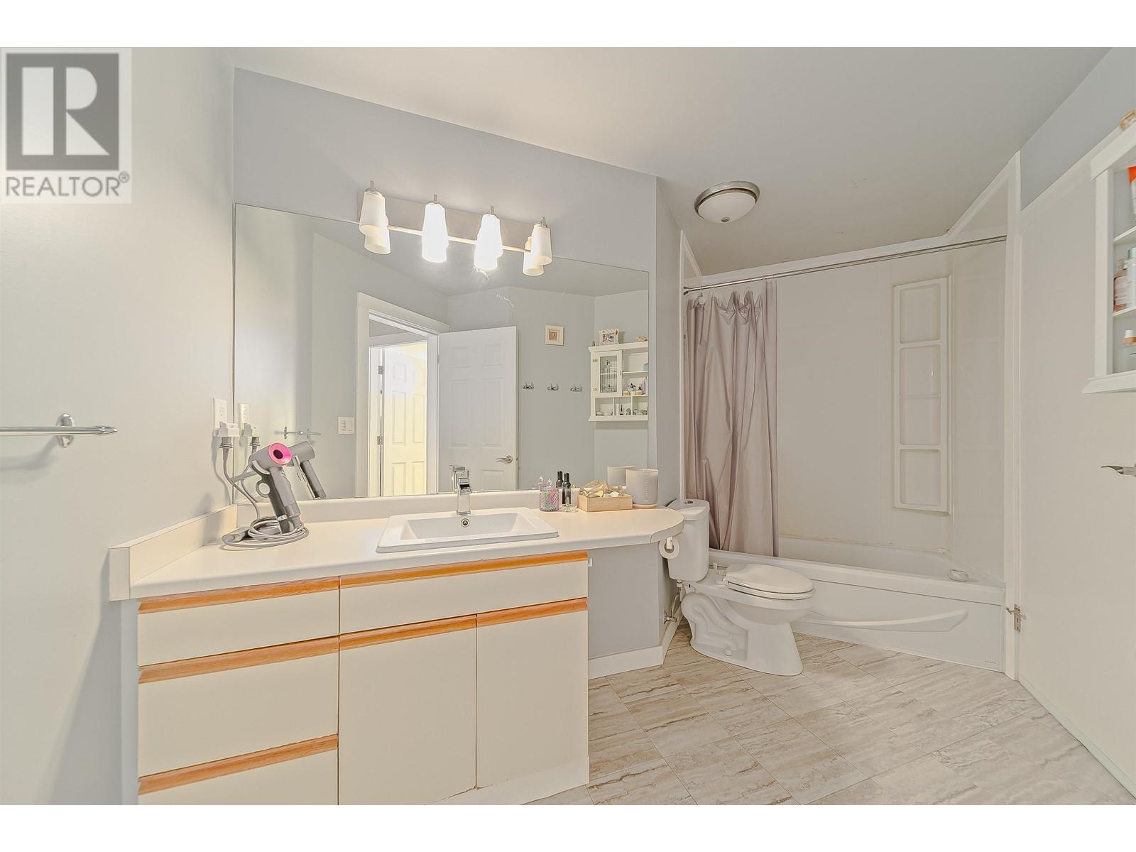 Listing Picture 5 of 17 : 36 7611 MOFFATT ROAD, Richmond / 烈治文 - 魯藝地產 Yvonne Lu Group - MLS Medallion Club Member