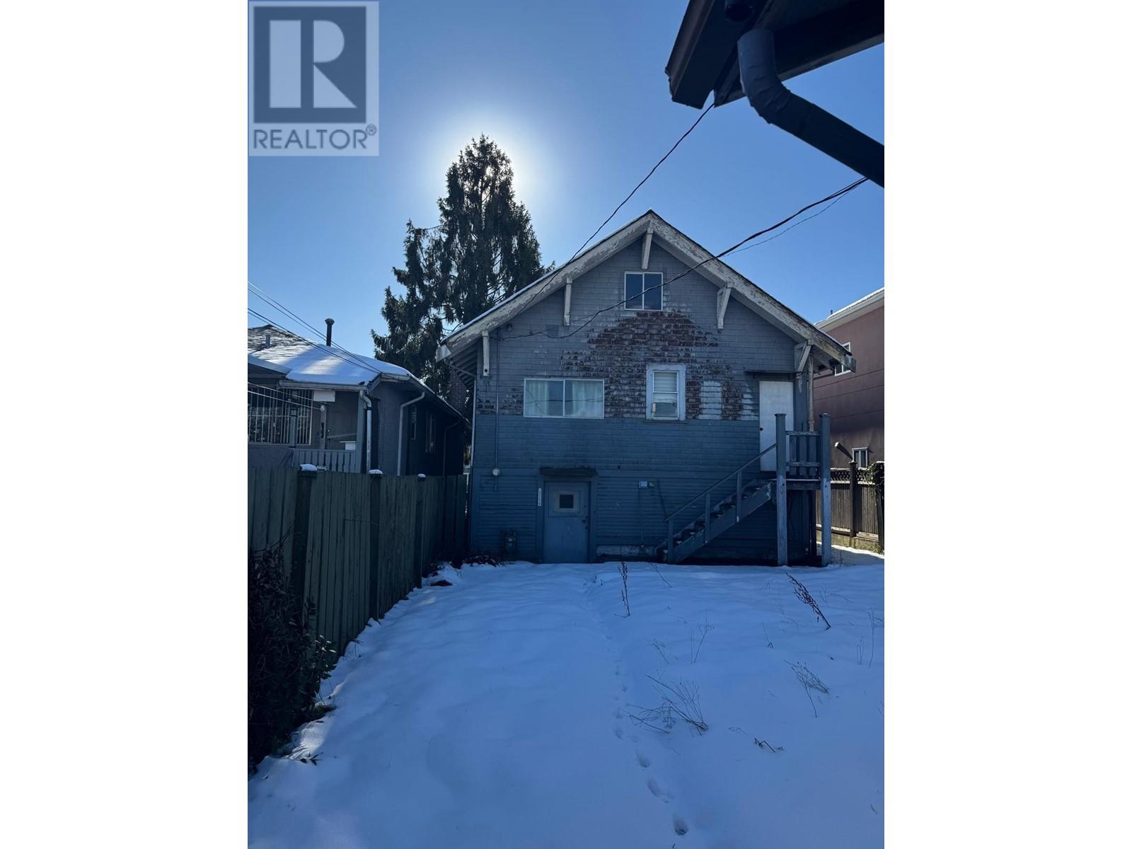 Listing Picture 2 of 8 : 2117 E 54TH AVENUE, Vancouver / 溫哥華 - 魯藝地產 Yvonne Lu Group - MLS Medallion Club Member