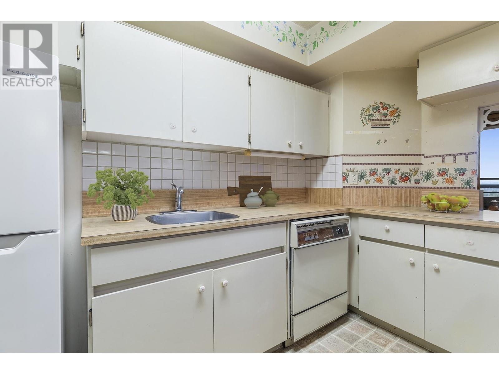 Listing Picture 8 of 26 : 1201 3771 BARTLETT COURT, Burnaby / 本拿比 - 魯藝地產 Yvonne Lu Group - MLS Medallion Club Member