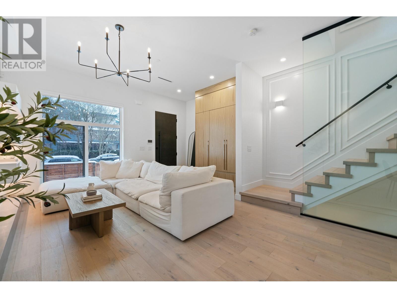 Listing Picture 2 of 35 : 258 E 37TH AVENUE, Vancouver / 溫哥華 - 魯藝地產 Yvonne Lu Group - MLS Medallion Club Member