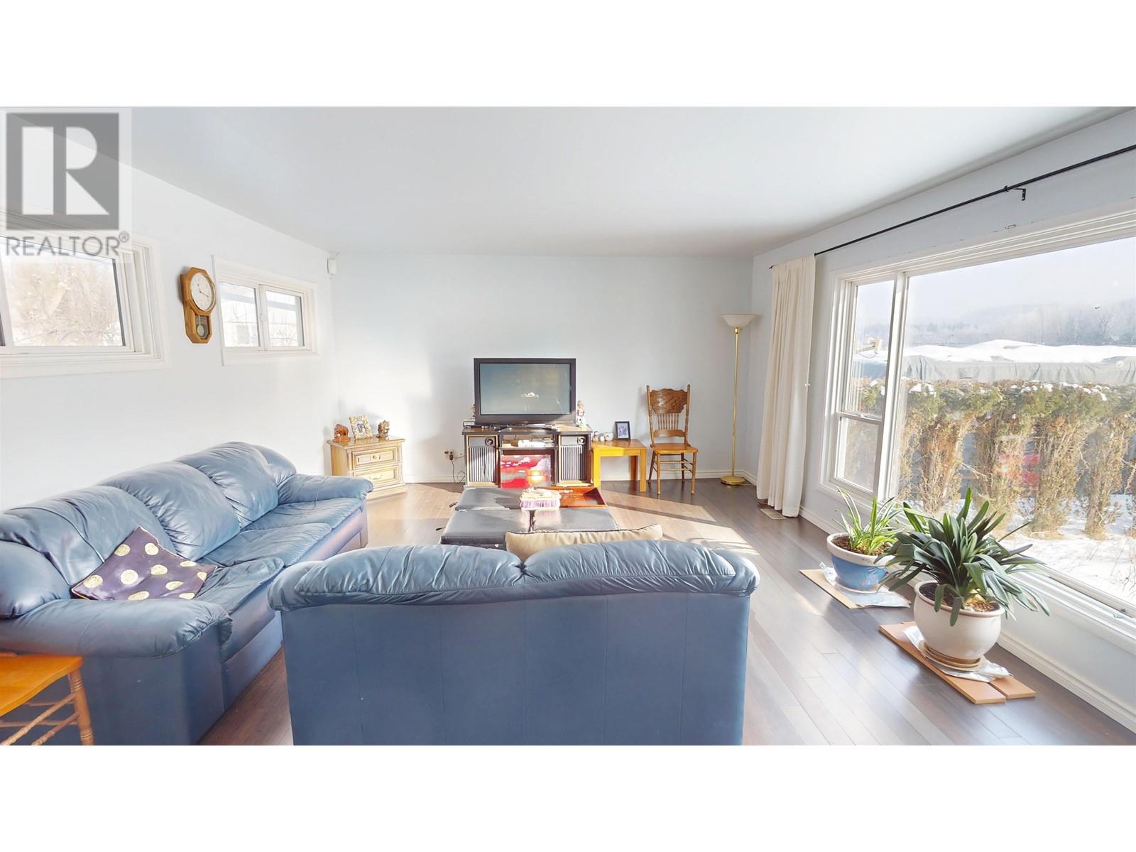 Property at 372 ROLPH STREET image 3