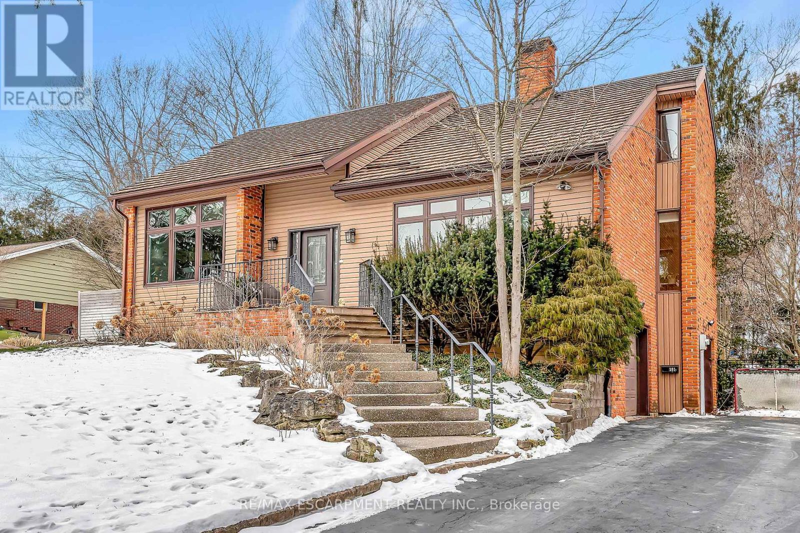 101 Hillcrest Avenue, Hamilton, Ontario  L9H 4X4 - Photo 1 - X11966898