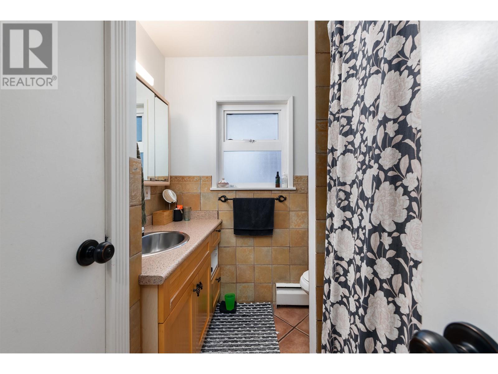 Listing Picture 10 of 23 : 2590 E GEORGIA STREET, Vancouver / 溫哥華 - 魯藝地產 Yvonne Lu Group - MLS Medallion Club Member