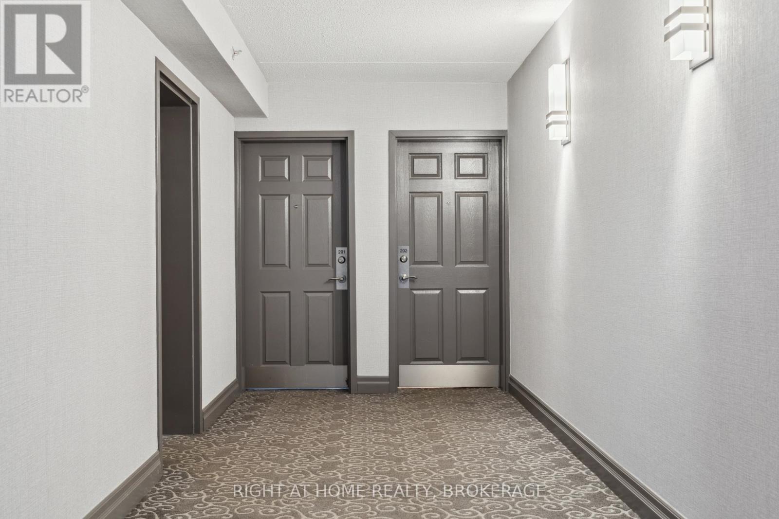 Property at 202 - 1460 BISHOPS GATE image 3