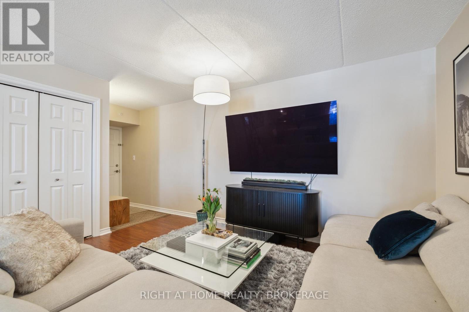 Property at 202 - 1460 BISHOPS GATE image 5